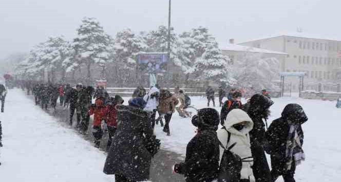 Erzincan’da kar yağışı nedeniyle taşımalı eğitime ara verildi