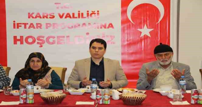 Kars Valiliğinden depremzedelere iftar yemeği