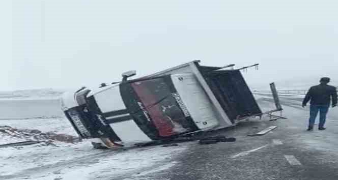 Bingöl’de kamyonet devrildi: 2 yaralı