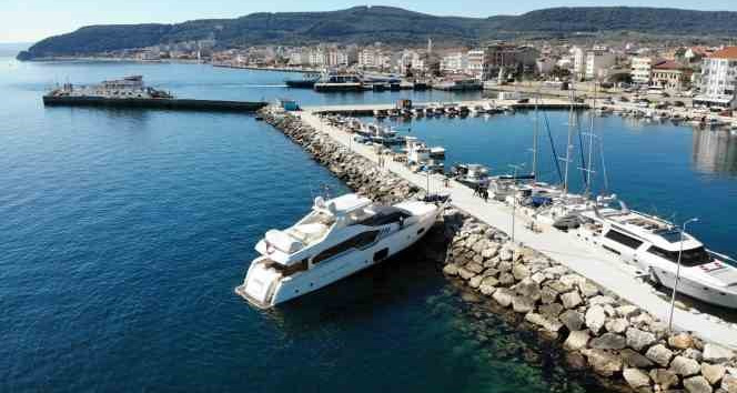 Çanakkale’de lüks yat mendireğe çarptı