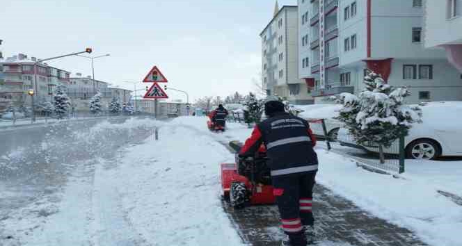Belediye’nin karla mücadelesi devam ediyor