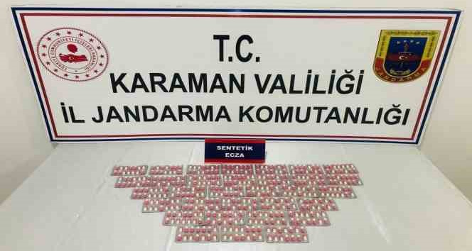 Şüphe üzerine durdurulan şahıslardan bin 78 adet uyuşturucu hap çıktı