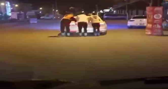 Patenli gençler lüks arabanın arkasına asılarak hayatlarını tehlikeye attı