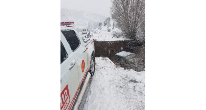 Giresun’da buzlu yolda kayan araç köprüden uçtu: 4 yaralı