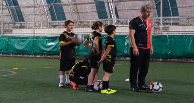 Geleceğin futbolcularını yetiştiriyorlar