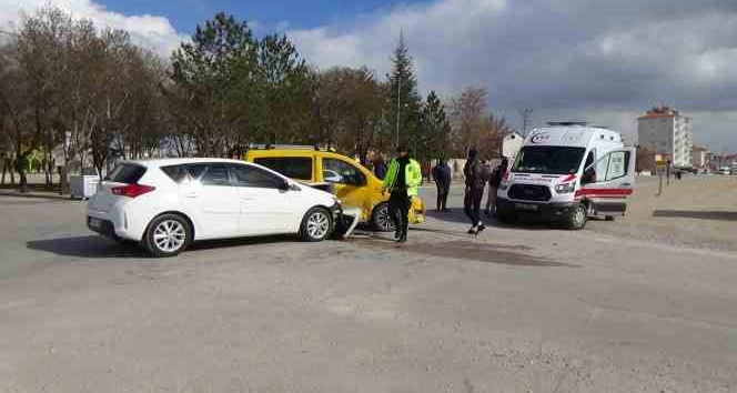 Karaman’da otomobil ile ticari taksi çarpıştı: 1 yaralı