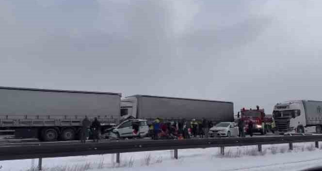 Bolu’da büyük trafik kazası, Ankara istikametine TEM otoyolu trafiğe kapandı