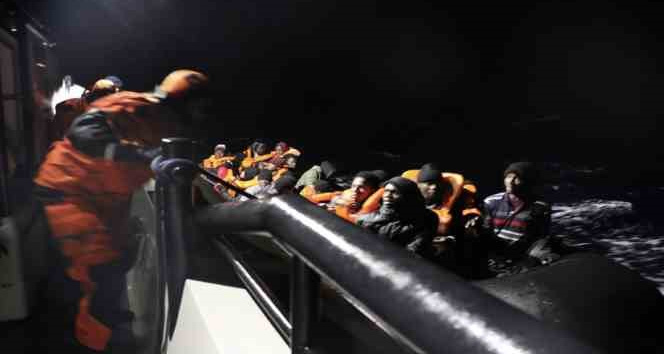 Ayvacık açıklarında Yunan unsurlarınca ölüme terk edilen 40 kaçak göçmen kurtarıldı