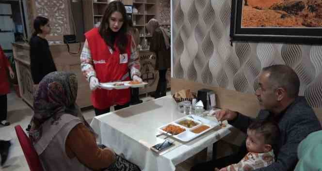 Muş’ta Tük Kızılay’ı depremzedeler için iftar programı düzenledi