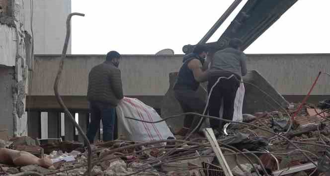 Enkaz altında ticari umut: Esnaflar ürünlerini molozların arasından çıkarıyor