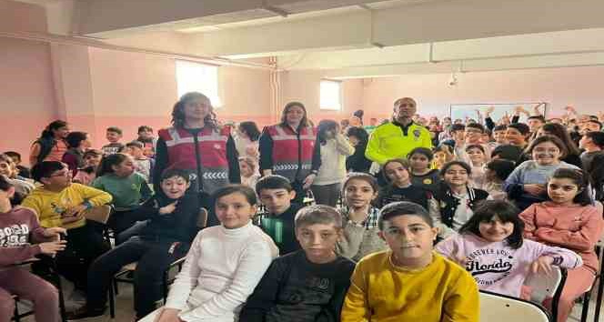 Polislik mesleğini tanıyıp suçtan korunma yöntemlerini öğreniyor