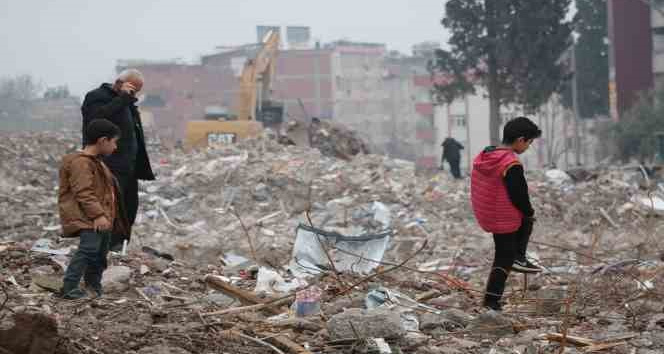 Enkaz altında kalan hatıra ve eşyalarını arıyorlar