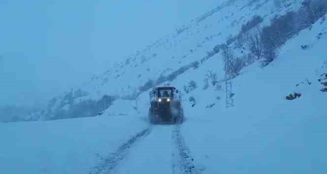 Siirt’te kar yolları kapattı, ekipler seferber oldu