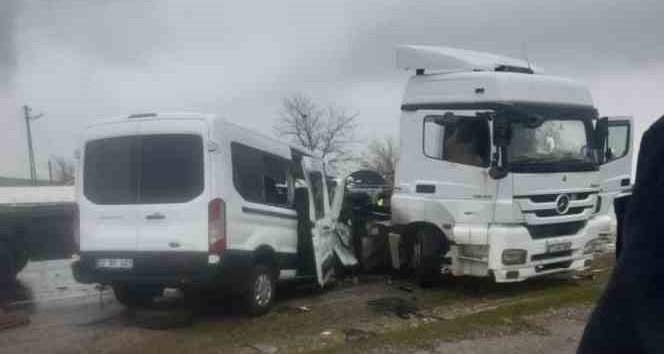 Batman’da minibüs ile tır çarpıştı: 1 ölü, 2 ağır yaralı
