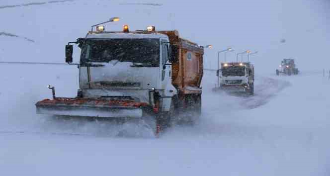 Erzincan’da kar ve tipiden kapanan 135 köy yolundan 109’u ulaşıma açıldı