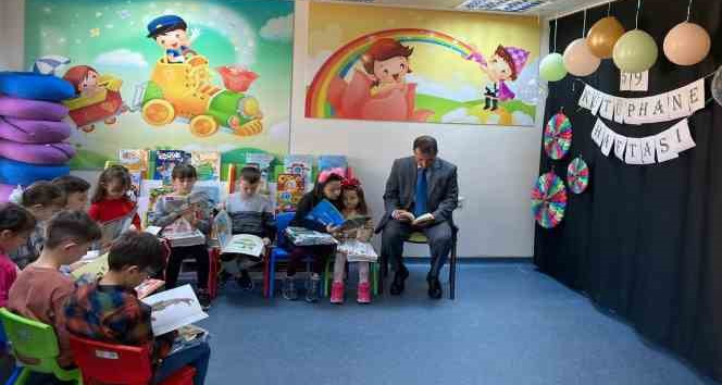Kaymakam Gürdal öğrencilerle kitap okudu