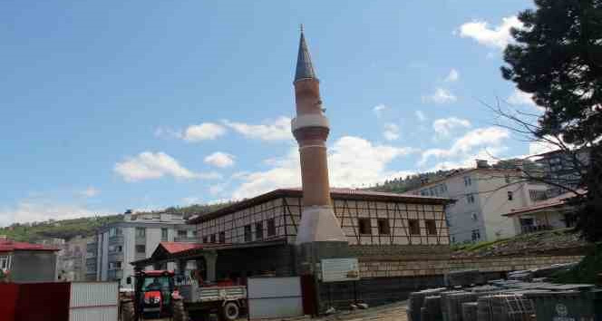 Giresun’da yapımı süren taş cami geleneksel ve yöresel mimarinin izlerini taşıyor