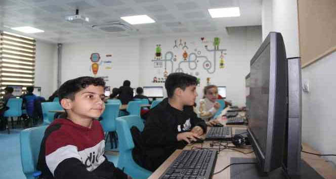 El Cezeri’nin torunları bilgisayarda kendi tasarladıkları oyunları oynuyor