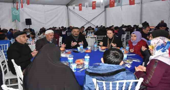 Siirt Valisi Hacıbektaşoğlu, afetzede ailelerle iftar programında buluştu