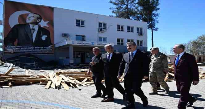 Vali Yılmaz: "Fırtınada çatısı uçan okulu pazartesi günü tekrardan eğitim ve öğretime açacağız"