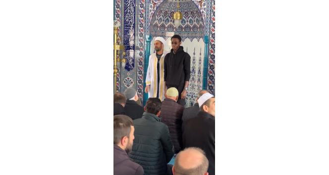 Kamerun’dan gelen Hristiyan genç Gümüşhane’de müslüman oldu