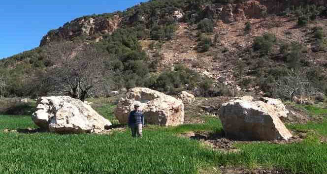 Depremin dehşet veren görüntüsü: Tarım arazilerine tonlarca ağırlığında kaya yağdı