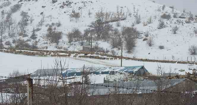 Erzincan’ın köylerinde kış mesaisi sürüyor