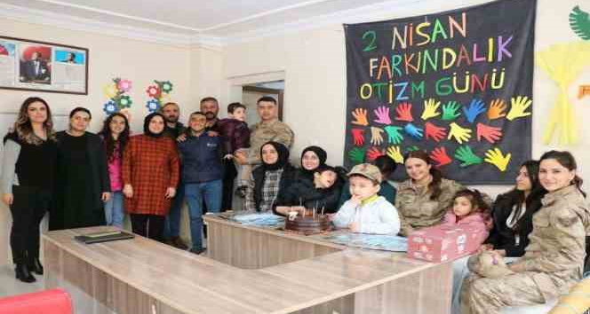 Bingöl’de jandarma özel çocukları ziyaret etti