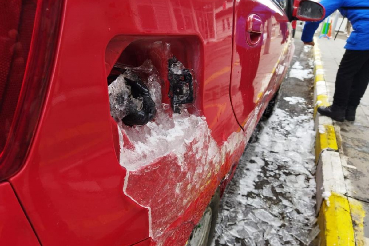 Ardahan'da dondurucu soğuklarda aracın depo kapağı dondu