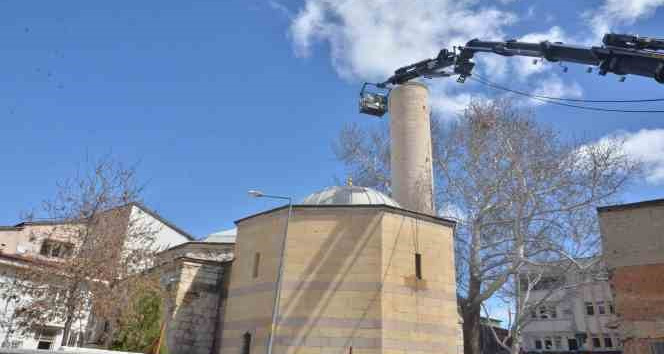 Türkiye’nin türbeye açılan mihraplı tek camisinin minaresi söküldü
