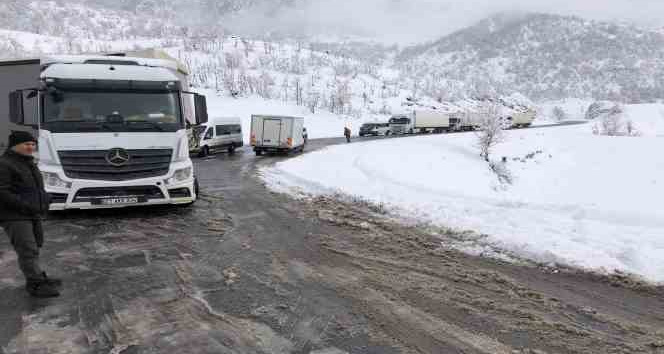 Şırnak’ta kar ve buzlanma ulaşımı aksattı