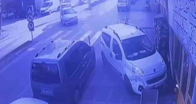 Edirne’de baba ve kızının yaralandığı kaza anı kamerada