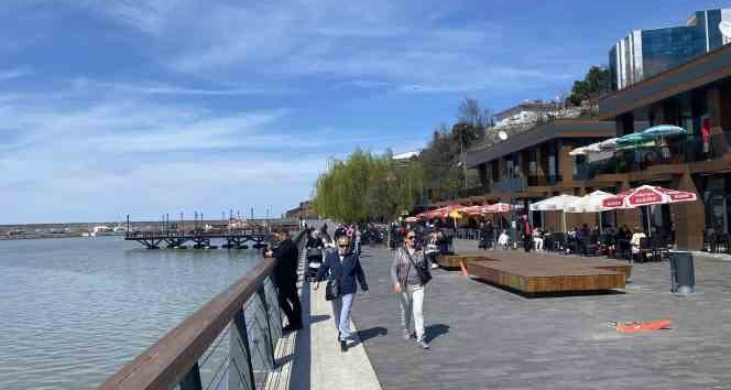 Zonguldak’ta sıcak havayı gören sahile koştu