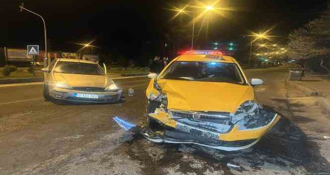 Nevşehir’de ticari taksi ile otomobil çarpıştı: 3 yaralı