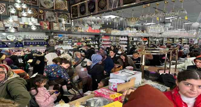 Mağaza açılışında indirimi duyan koştu, izdiham yaşandı