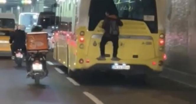 İstanbulda İETT otobüsünün arkasında örümcek adam yolculuğu kamerada