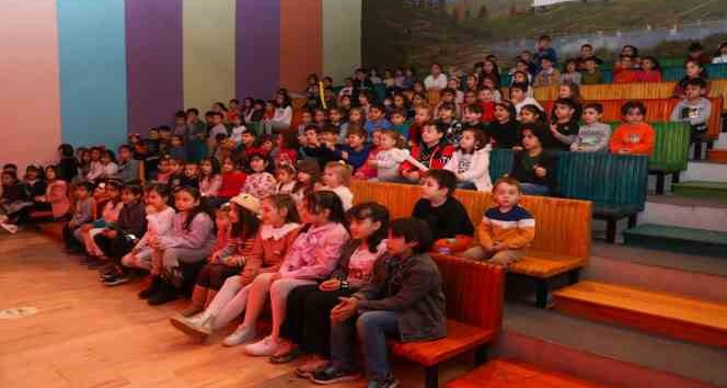 Yalova’da çocuklar illüzyon gösterisi ile eğlendi