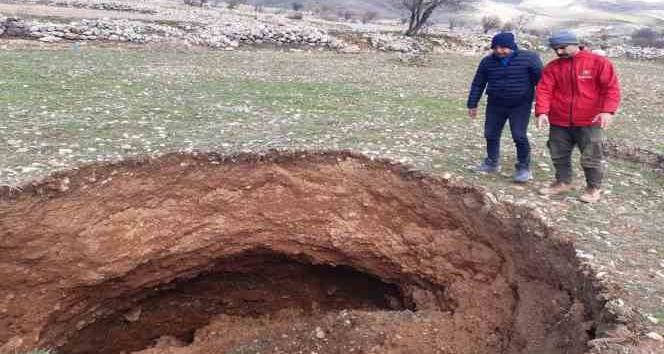 Nurhak’ta deprem sonrası obruklar oluşmaya başladı