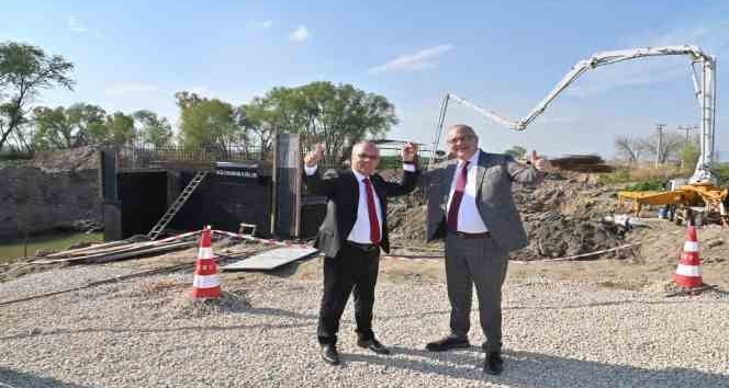 Salihli Yılmaz Köprüsünde çalışmalar hızla ilerliyor