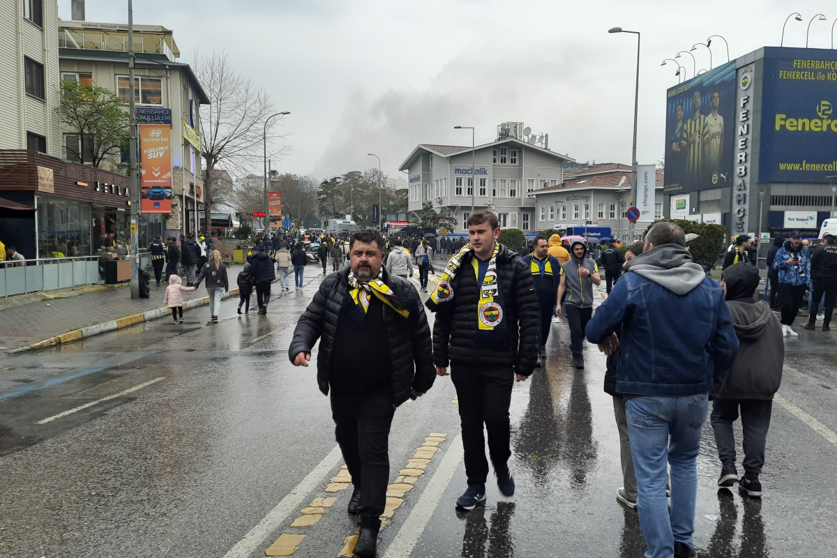 Fenerbahçeli taraftarlar, Kadıköy&#039;e akın etti