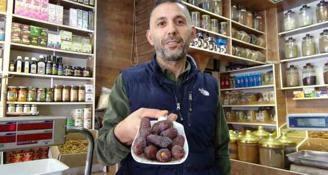 Hurma iftar sofralarının başköşesinde yer alıyor
