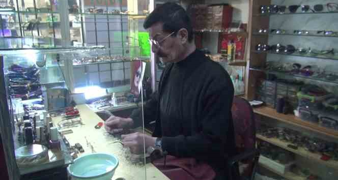 Mesleğinin son ustalarından: 45 yıldır eski gözlüklere yeniden hayat veriyor