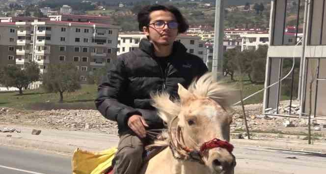 Depremzede genç, market alışverişine at ile gidiyor: Kanser hastası annesinin eli ayağı oluyor