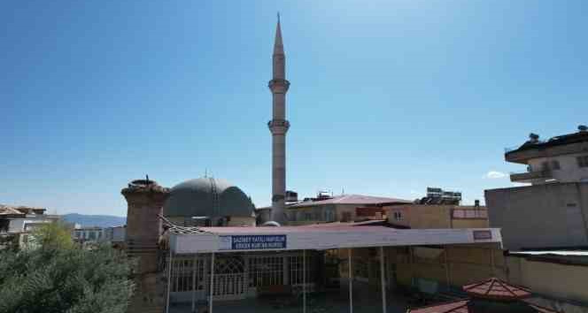 18. yüzyılda yapılan caminin taş minaresi yıkıldı, beton minaresi ayakta kaldı