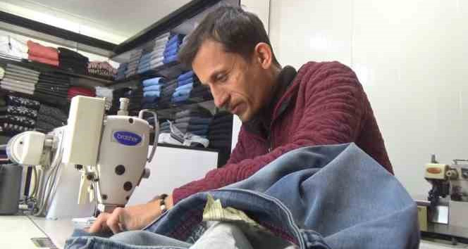 Sabah ekmek parasını kazanıp geceleri hastanede gönüllü çalışıyor