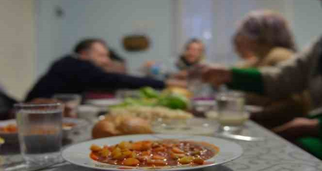 Depremzede aileler Ramazan ayını bağ evlerinde geçiriyor