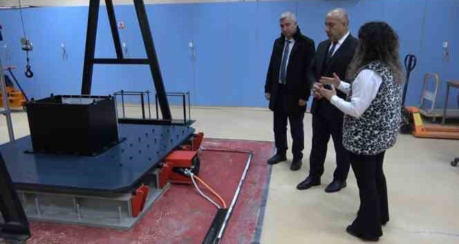 Depremde yıkılan binaların karot numuneleri Muş’ta inceleniyor