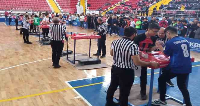 Karaman’da okul sporları yıldızlar bilek güreşi grup müsabakaları başladı
