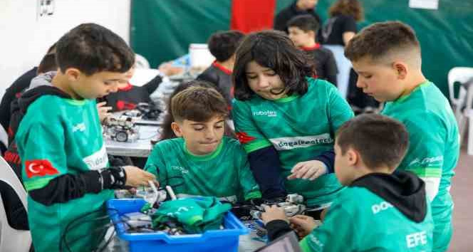 Buca’nın bilim üssü, Roboteks’te madalyaları topladı