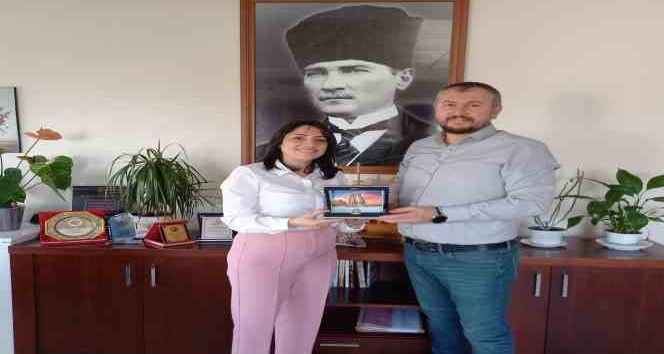 Ezine Gıda OSB Müdürü Alper Altınok, huzurevinde kalan yaşlıları unutmadı